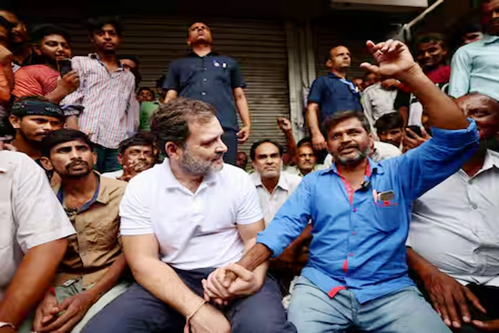 अचानक मजदूरों से मिलने पहुंचे कांग्रेस नेता राहुल गांधी