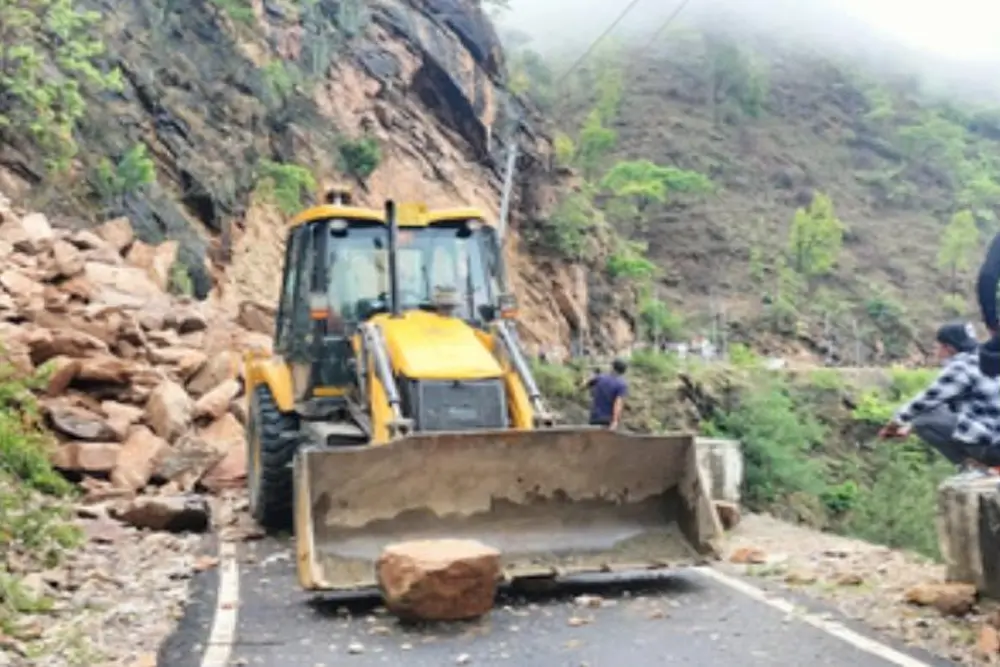 पिथौरागढ़ में भूस्खलन से राष्ट्रीय राजमार्ग पर लंबा जाम
