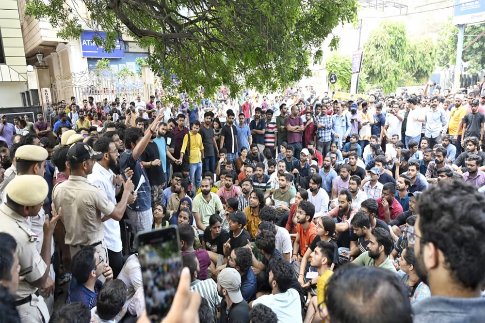 दिल्ली के राजेंद्र नगर इलाके में छात्रों को पुलिस ने प्रदर्शन से रोका