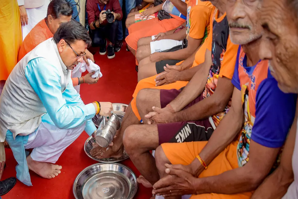 पुष्कर सिंह धामी ने हरिद्वार में कांवड़ियों के धोए पैर