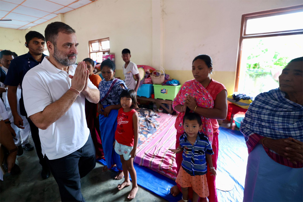 मणिपुर में दंगा पीड़ितों से मिले राहुल