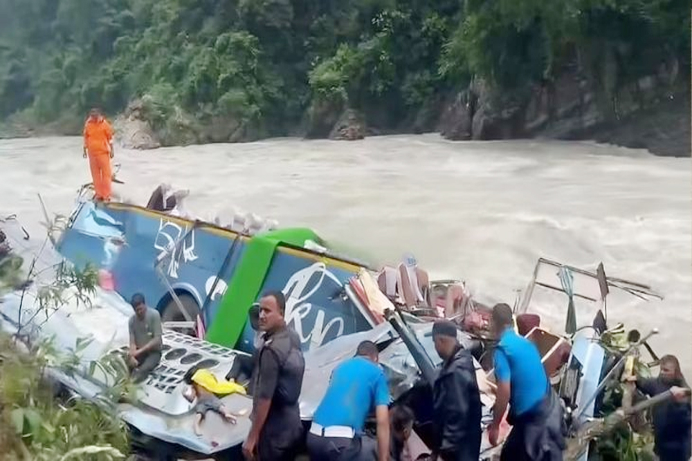 यूपी की बस नेपाल में नदी में गिरी 14 यात्रियों की मौत