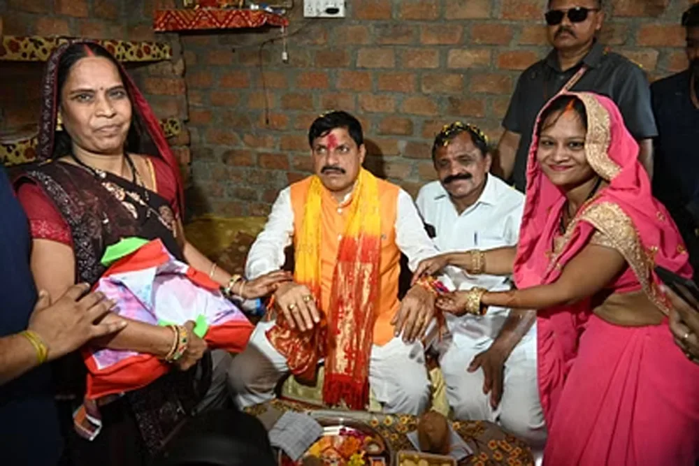 Mohan Yadav सीएम मोहन यादव ने लाडली बहनों के घर पहुंचकर बंधवाई..