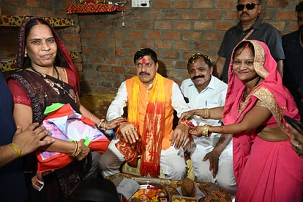 सीएम मोहन यादव ने लाडली बहनों के घर पहुंचकर बंधवाई राखी
