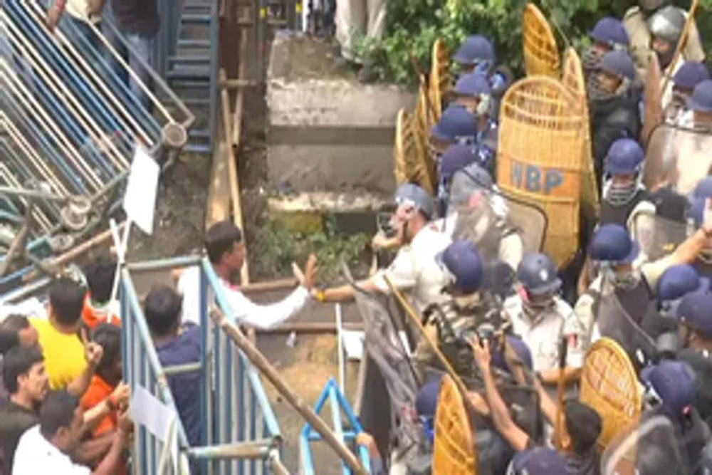नबन्ना मार्च : भीड़ को तितर-बितर करने के लिए पुलिस ने छोड़े आंसू गैस के गोले