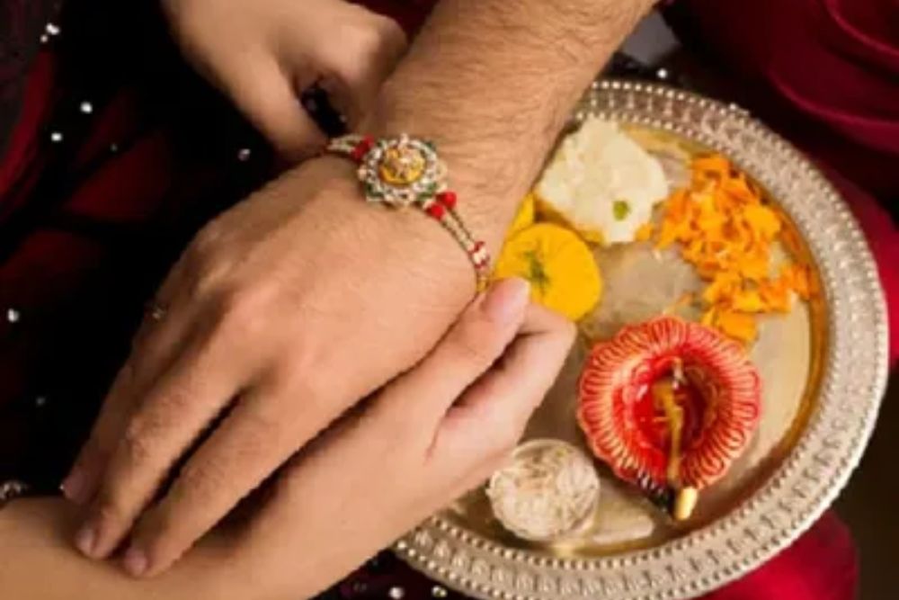 Raksha Bandhan Holiday: रक्षाबंधन पर छुट्टी ना मिलने पर ऑफिस में ऐसे मनाएं त्योहार