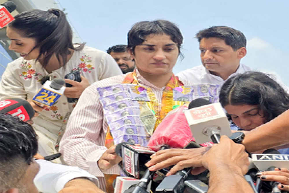 पेरिस ओलंपिक में दिल टूटने के बाद विनेश फोगाट घर वापसी पर भावुक हो गईं