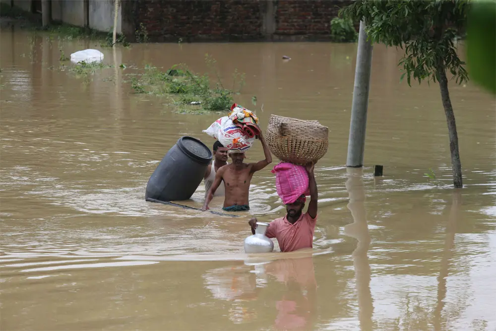 गुजरात में भीषण बारिश से बिगड़े हालात