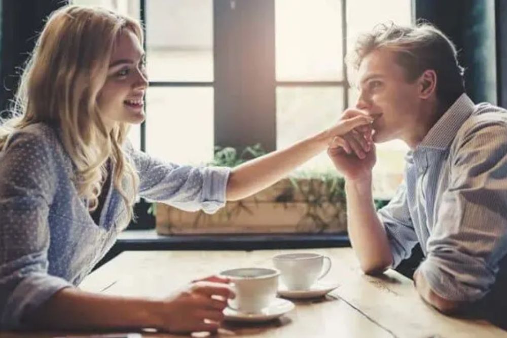 GIRLS को इम्प्रेस करने के लिए बॉडी लैंग्वेज में करें बदलाव, देखते ही होगी खुश…