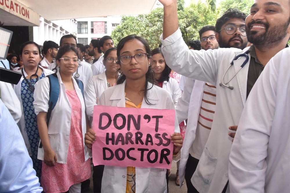 आरजी के 50 डॉक्टरों का इस्तीफा