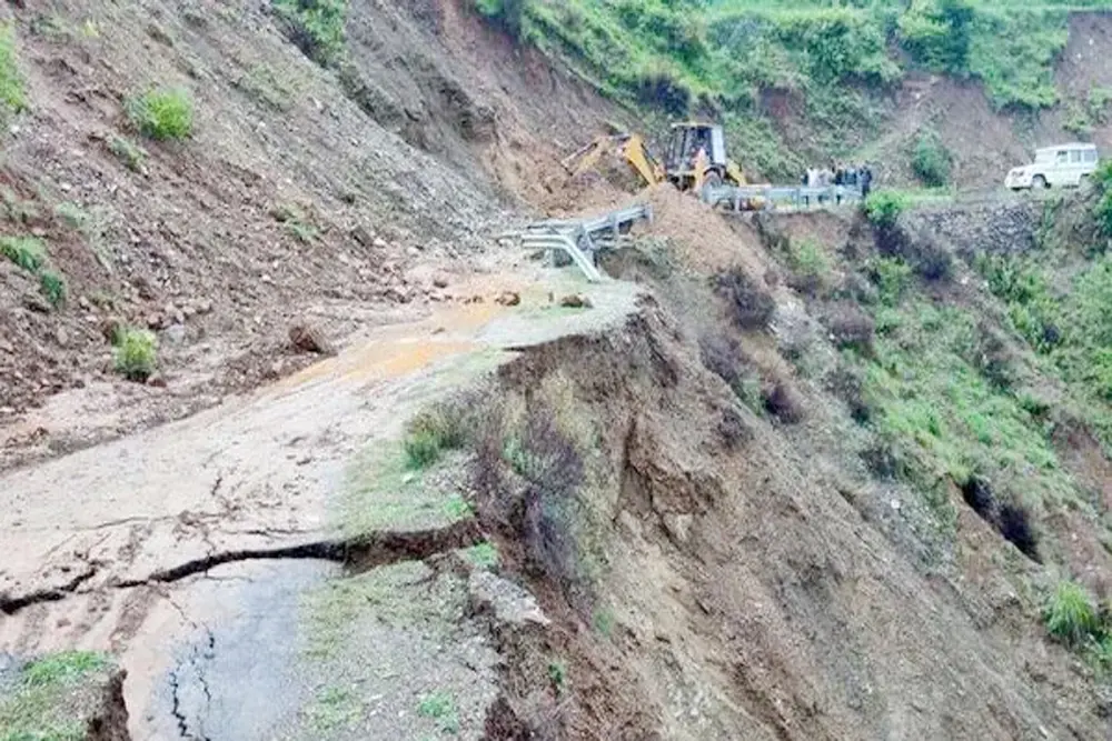 चंपावत में भारी बारिश के बाद भूस्खलन