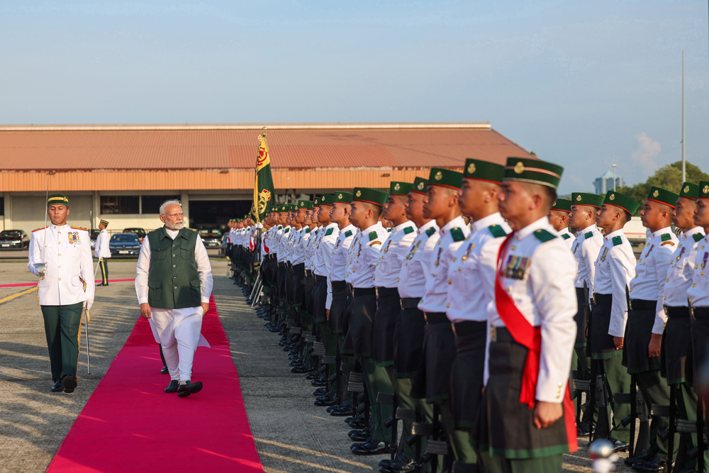 तीन दिवसीय दौरे पर पीएम मोदी ब्रुनेई- सिंगापुर रवाना