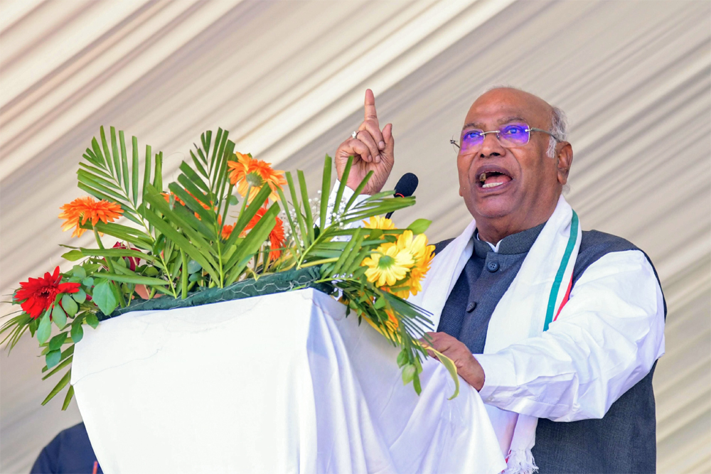 खड़गे और अखिलेश के बयानों से नुकसान