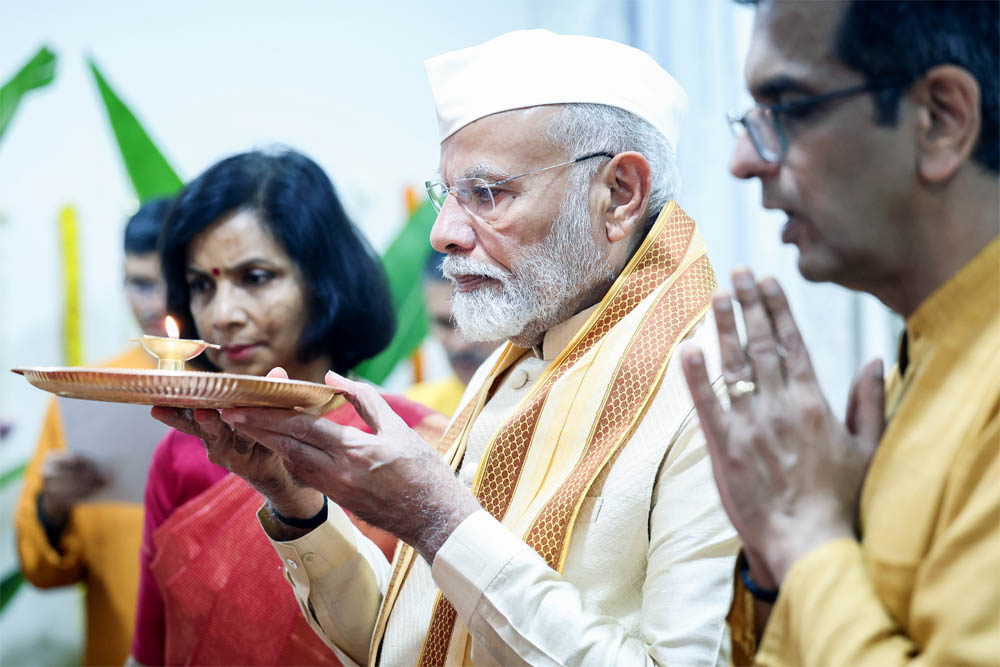 हे मंगलमूर्ति! इन को भी क्षमा करना, उन को भी