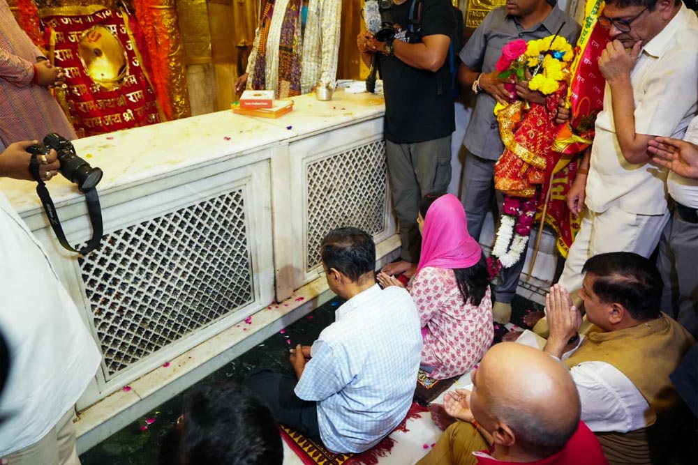 हनुमान मंदिर पहुंचे केजरीवाल