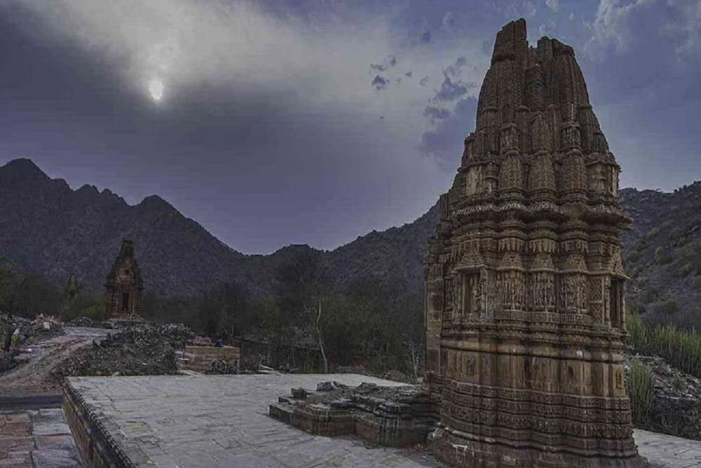 Mysterious Fact: इस रहस्यमयी मन्दिर में रात को रुकने वाला इंसान बन जाता है पत्थर…