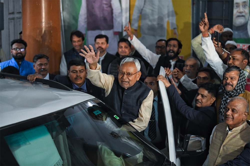 नीतीश को निपटाने में कौन लगा है?