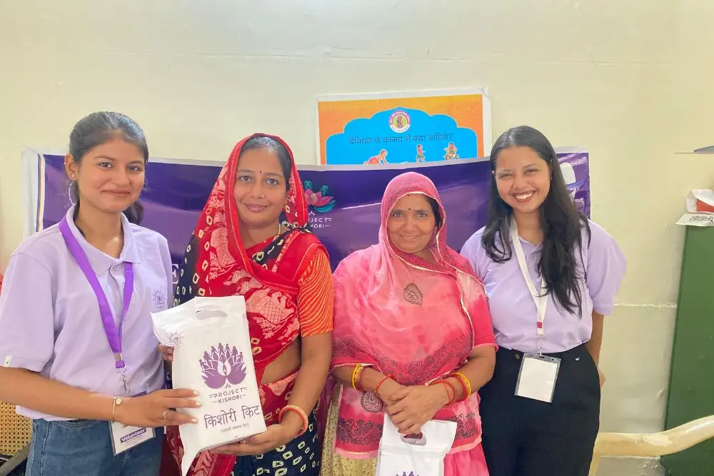 प्रजना फाउंडेशन का प्रोजेक्ट किशोरी: किशोरी किट पाकर खिले स्कूली छात्राओं और आंगनबाड़ी महिलाओं के चेहरे