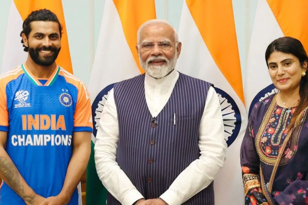 स्टार ऑलराउंडर रवींद्र जडेजा ने क्रिकेट से दूरी बना BJP में हुए शामिल