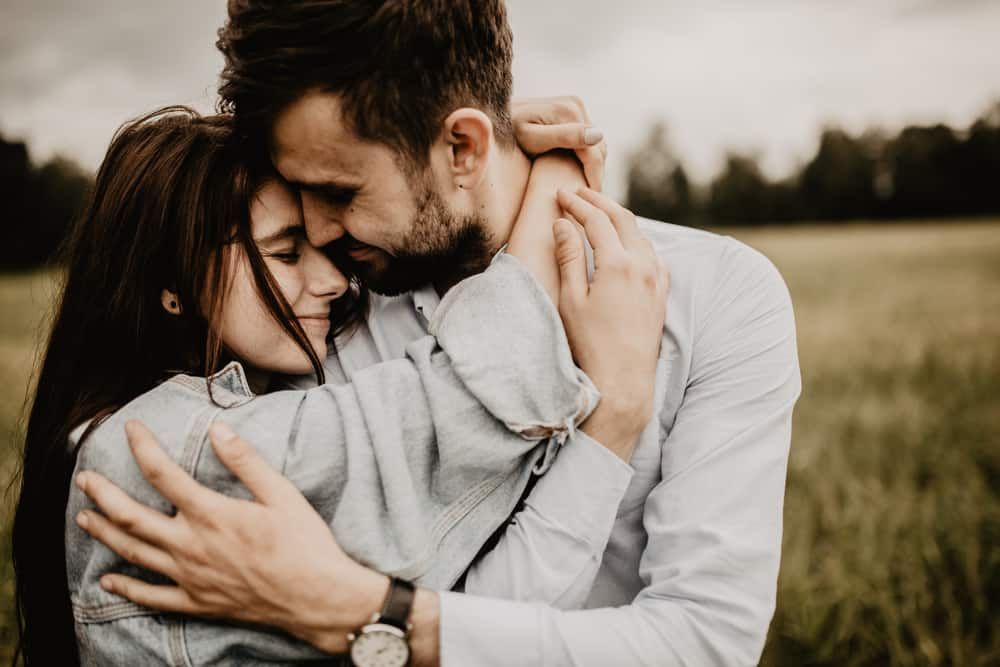 Romantic Tips: पति रोमांटिक ना हो तो इस ट्रिक से जगाएं प्यार की नई उमंग