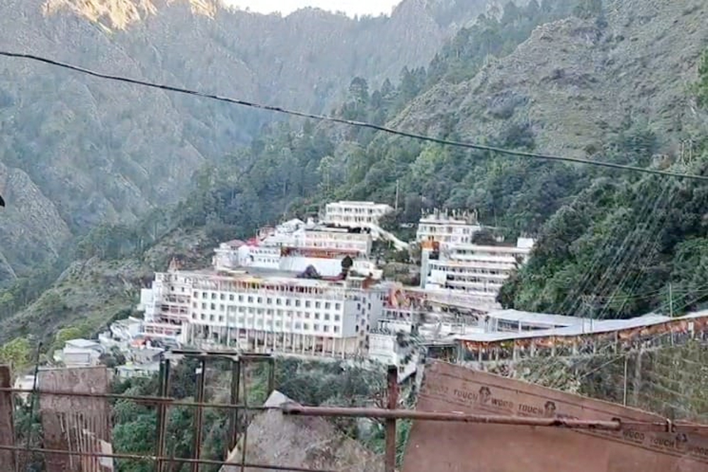 शारदीय नवरात्रि पर दुल्हन की तरह सजा मां वैष्णो का दरबार