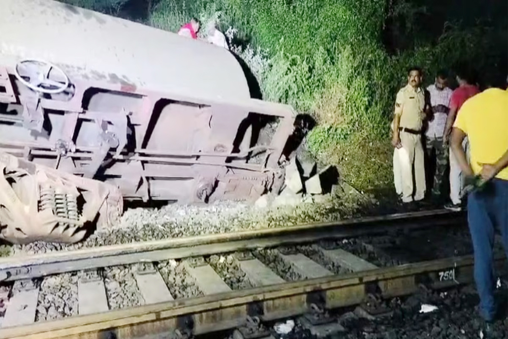 रतलाम रेलवे स्टेशन के पास मालगाड़ी के तीन डिब्बे पटरी से उतरे