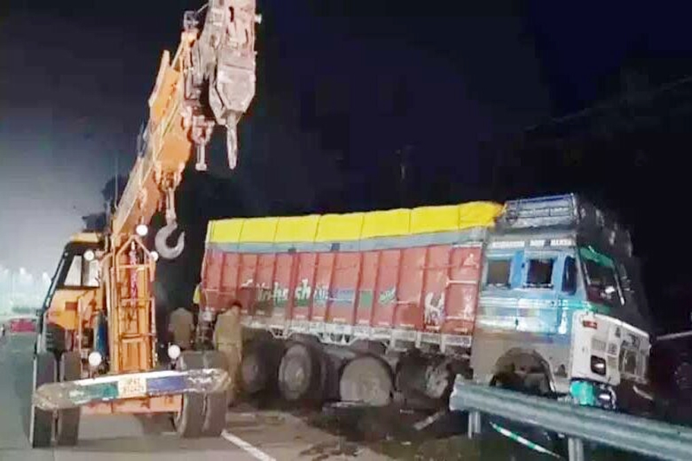 यूपी के मिर्जापुर में ट्रैक्टर-ट्रक की जोरदार टक्कर, 10 की मौत 3 घायल