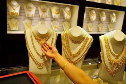 कच्चे तेल में तेजी और वैश्विक अस्थिरता से सोना और चांदी फिसले