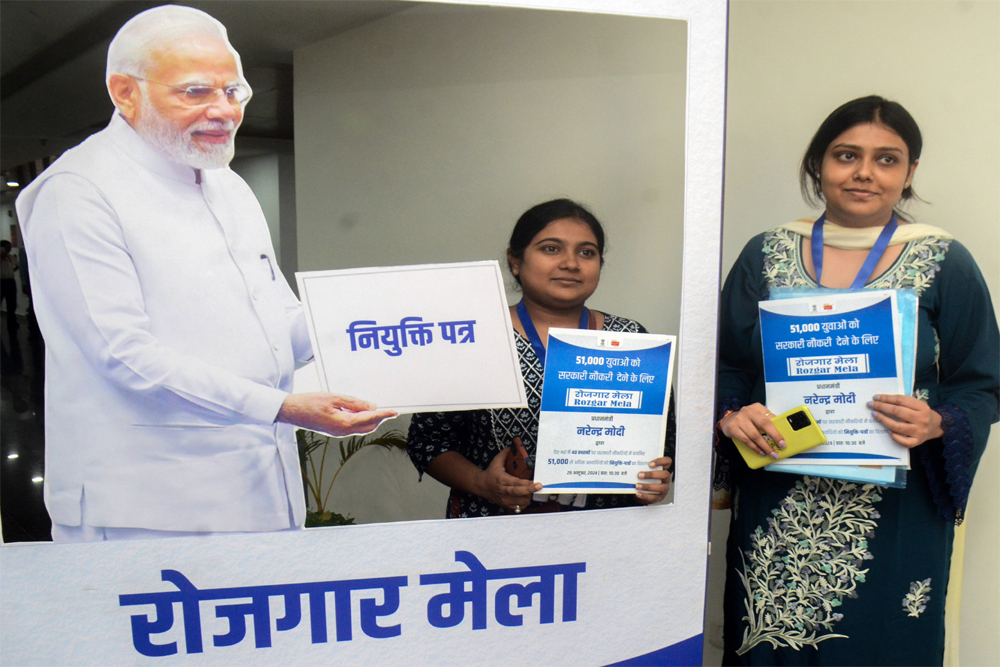 मोदी ने युवाओं को बांटे नियुक्ति पत्र