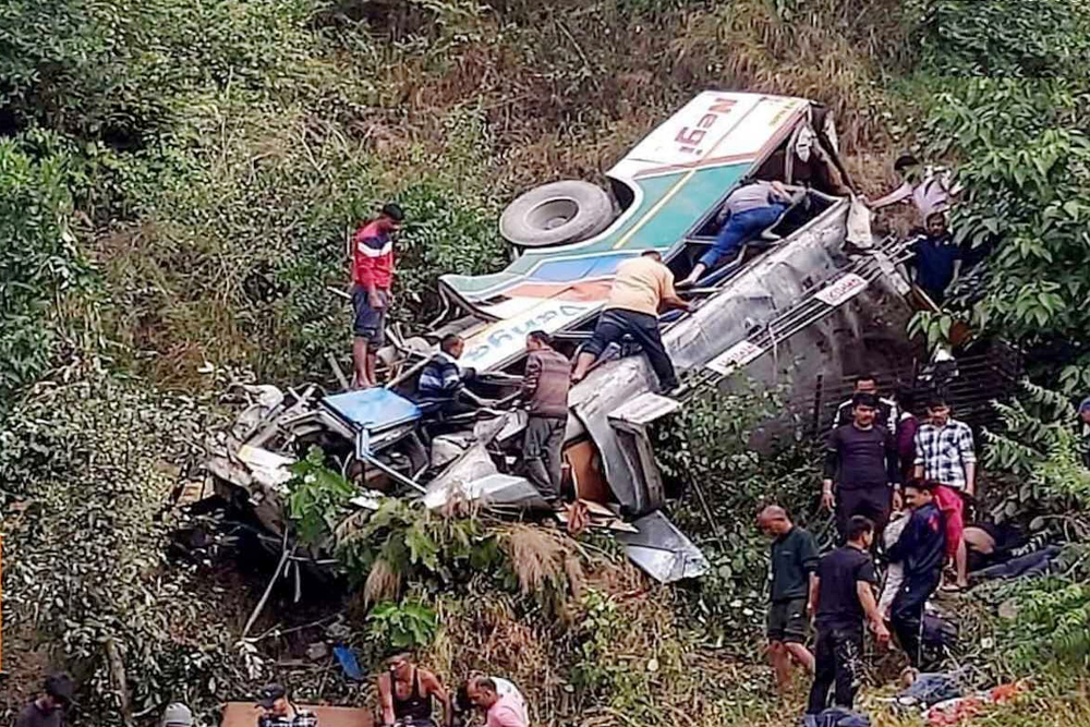 उत्तराखंड के अल्मोडा में 200 मीटर गहरी खाई में गिरी बस, 20 लोगों की मौत