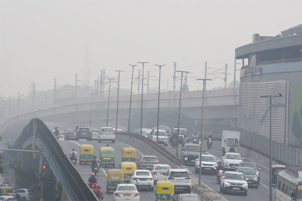 दिल्ली की हवा हुई जहरीली, 400 के करीब पहुंचा औसत एक्यूआई