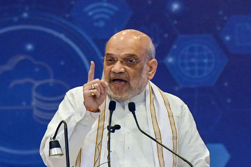 जनसभाओं में नकली किताब लहराकर संविधान का अपमान कर रहे राहुल: अमित शाह