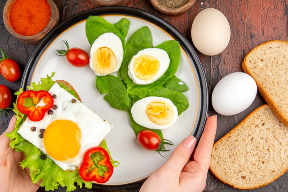 eggs Benefits: सर्दियों में अंडे खाने वाले सावधान, अंडे ही खा रहे है या…