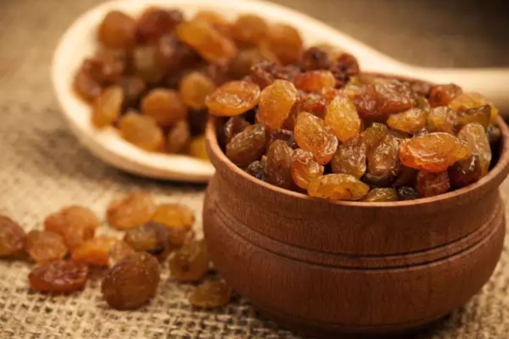 Eat Raisins: खून की कमी दूर करने के लिए खाएं किशमिश, जानें सही तरीका