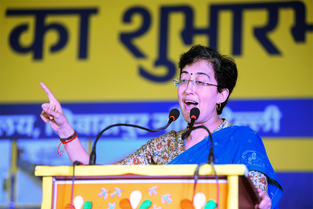 दिल्ली के कालकाजी स्थित सर्वोदय विद्यालय पहुंचीं सीएम आतिशी