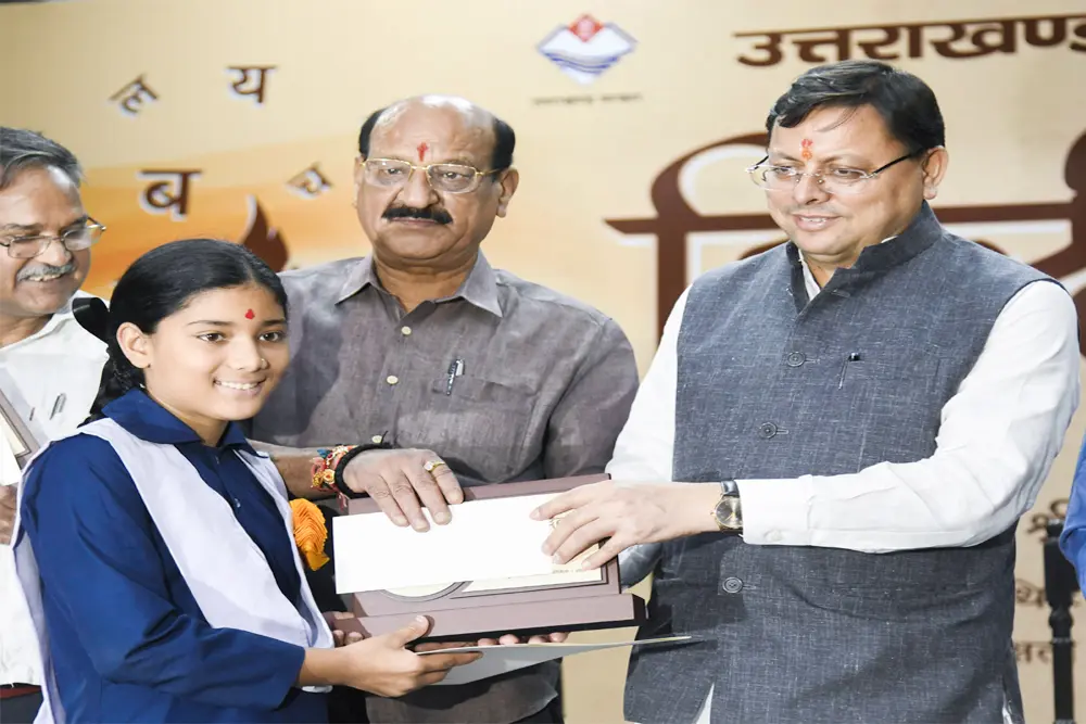 सीएम धामी ने नवचयनित अभ्यर्थियों को बांटे नियुक्ति पत्र