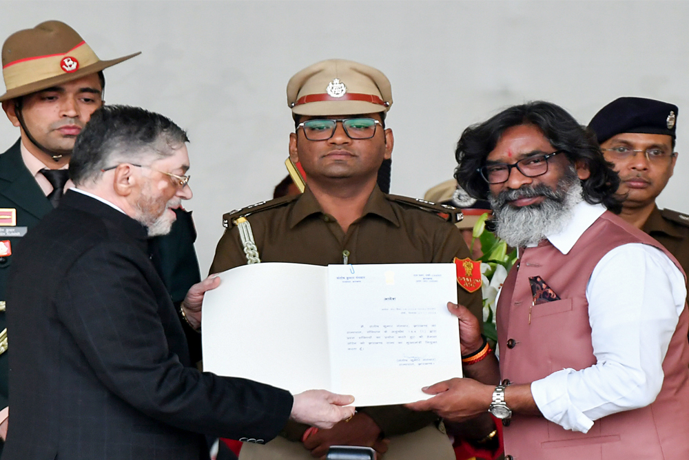 हेमंत सरकार का कैबिनेट विस्तार : 11 मंत्रियों ने ली शपथ