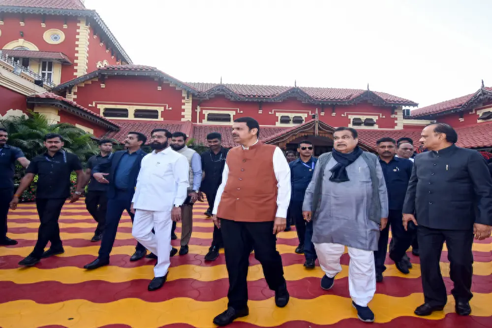 सहयोगियों के बागी विधायक फड़नवीस से खुश