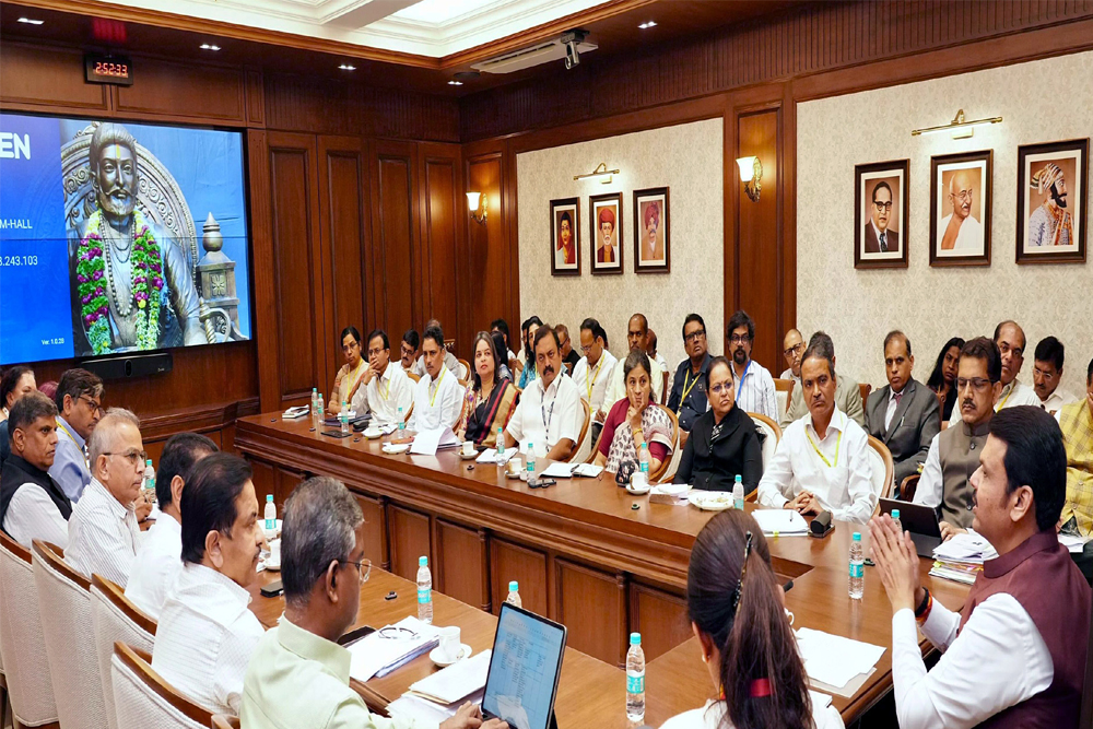 महाराष्ट्र में मंत्री कब बनेंगे और विभाग कब बटेंगे?