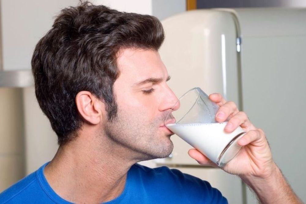 Milk drinking in Winters: जानिए सर्दियों में दूध पीने के फायदे और क्या है सही तरीका?