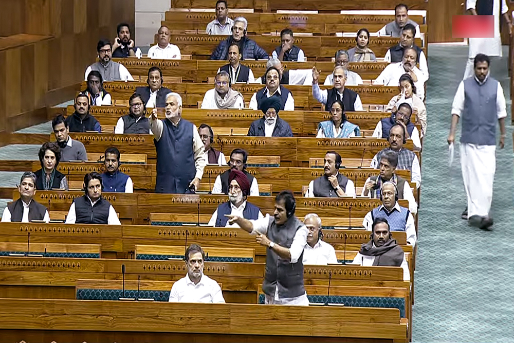 सरकार के आगे हिचक रहा है विपक्ष