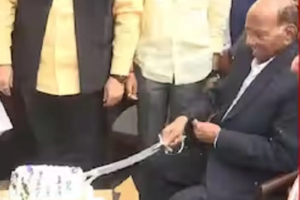 Sharad Pawar Birthday: शरद पवार को जन्मदिन की बधाई देने पहुंचे अजित पवार और साथ में पत्नी भी…