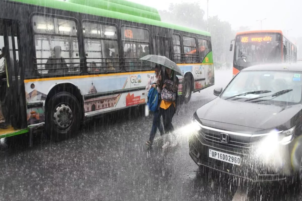 दिल्ली एनसीआर में बदला मौसम का मिजाज, कई इलाकों में बारिश