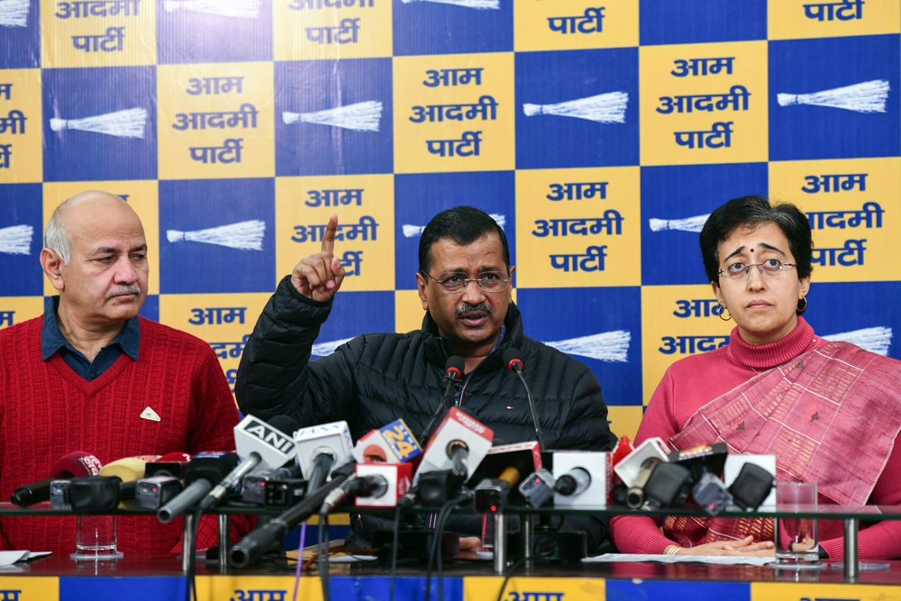 केजरीवाल ने चुनाव आयोग से की शिकायत
