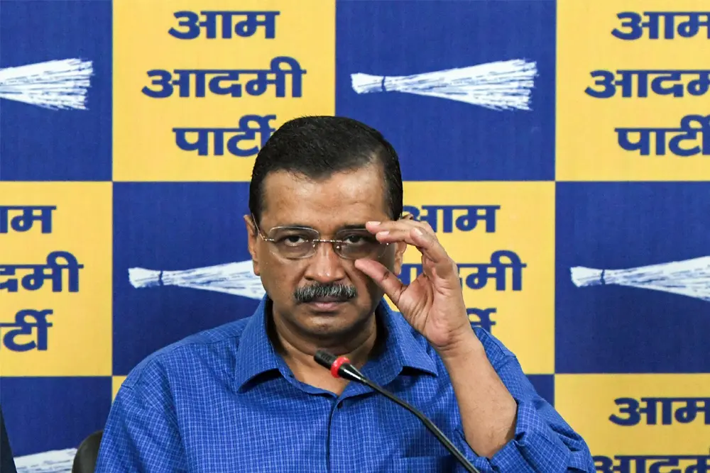 दिल्ली की राजनीति से गायब केजरीवाल