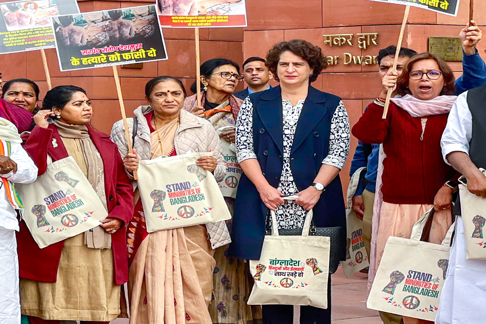 बांग्लादेश के हिंदुओं के समर्थन में उतरीं प्रियंका