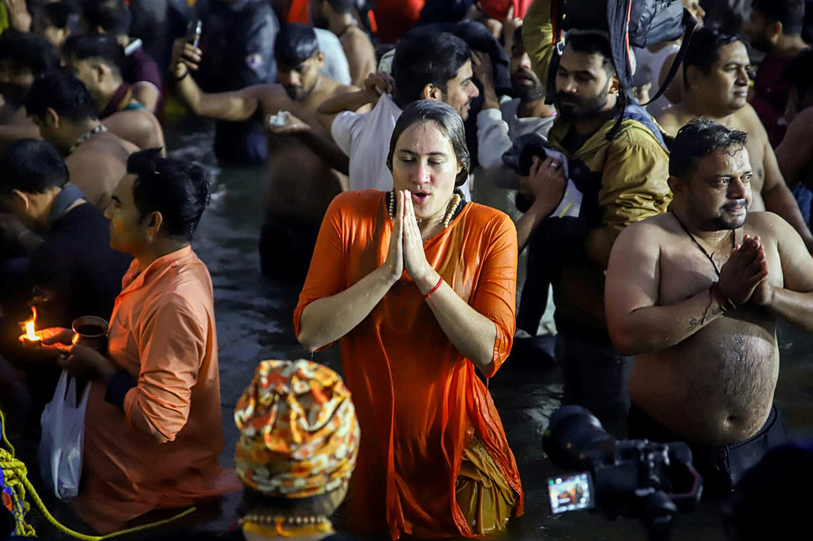 महाकुंभ: श्रद्धालुओं ने लगाई डुबकी
