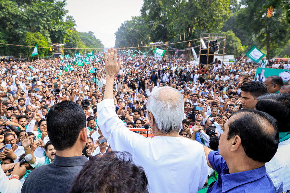 पटनायक ने सड़क पर दिखाई ताकत