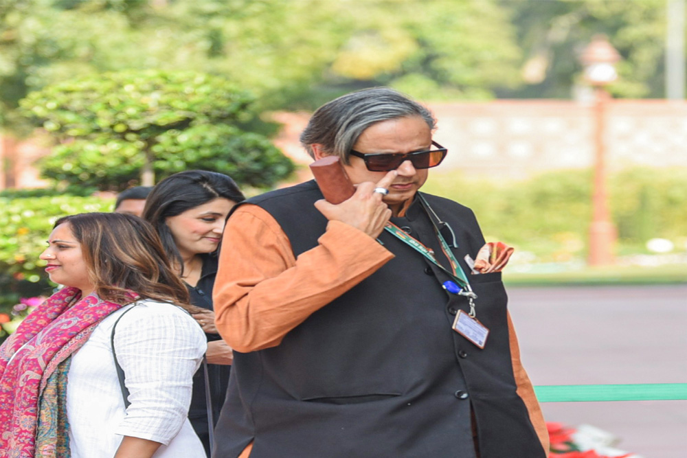थरूर के सामने ज्यादा विकल्प नहीं हैं