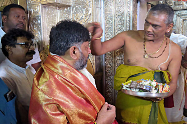 डीकेएस की मंदिर यात्रा से कांग्रेस में चिंता